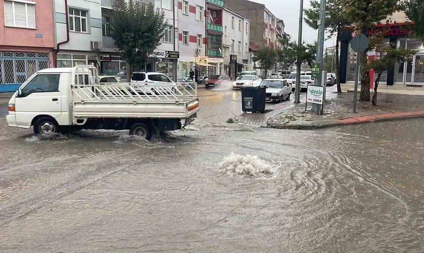 Karaman'da etkili sağanak yağış yolları su altında bıraktı