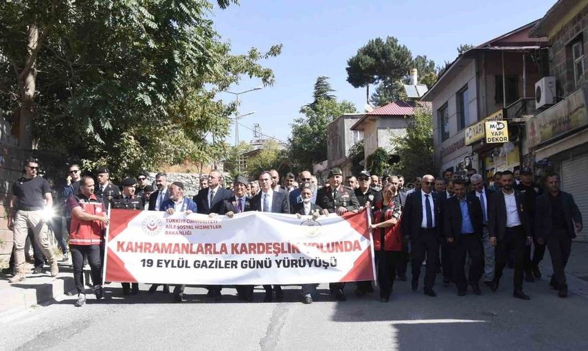 Bitlis'te gaziler günü yürüyüşü ile birlik ve beraberlik mesajı verildi