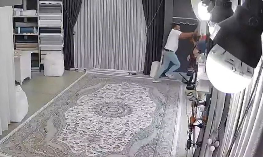 Esenyurt'ta bıçaklı saldırı sırasında perde dükkanında panik anları