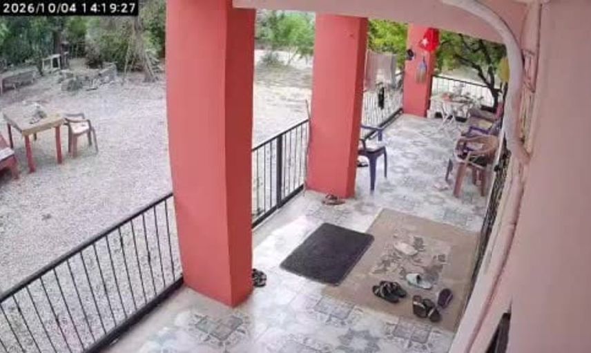 Deprem anı güvenlik kamerasında kaydedildi