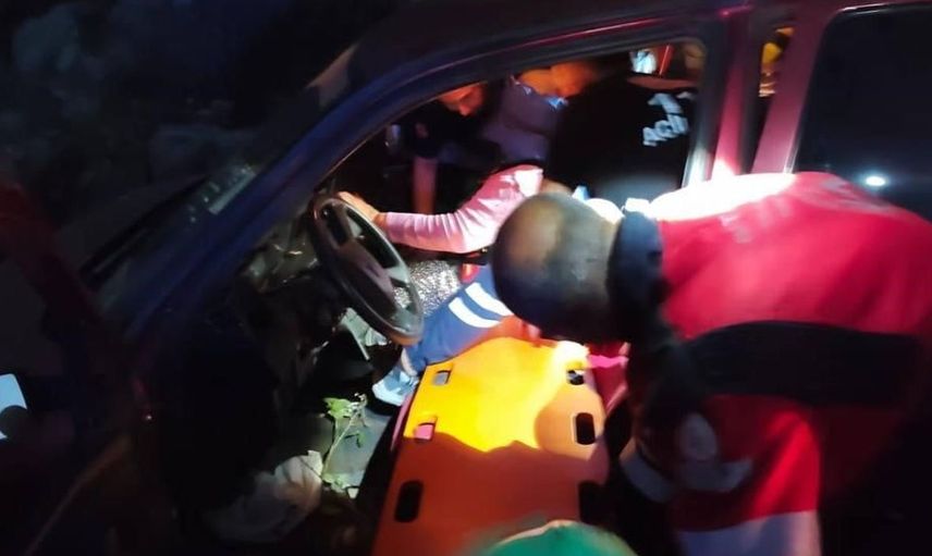 Erzin'de direksiyon hakimiyetinin kaybedilmesi sonucu otomobil ormana uçtu: 4 yaralı