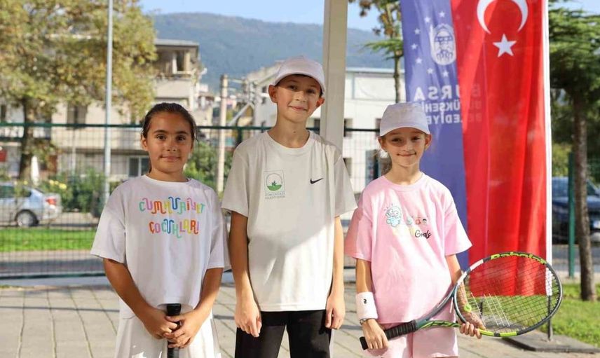 Bursa'da genç sporcular 29 Ekim coşkusunu tenis kortlarında yaşadı
