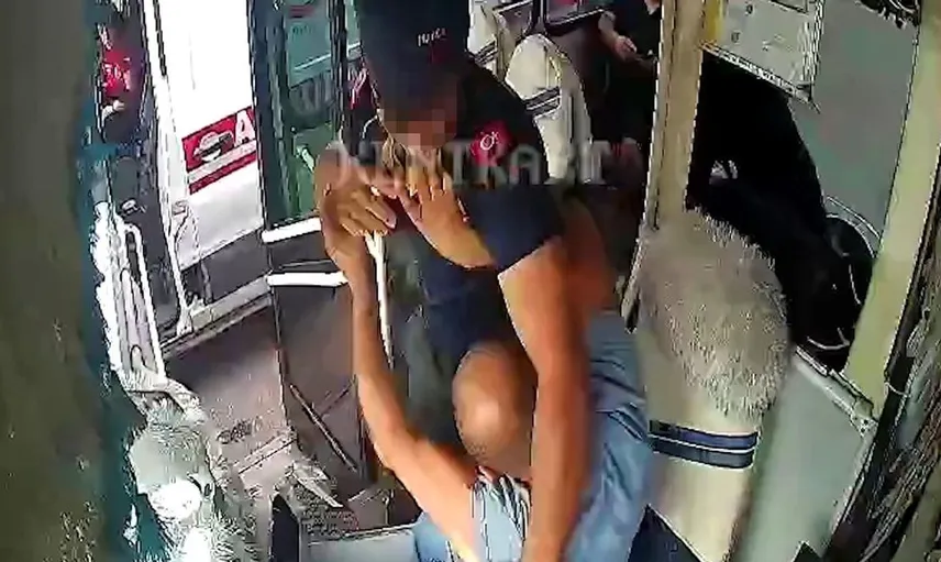 Adana'da ambulans ve otobüs şoförleri arasında yol verme yüzünden kavga: Olayın detayları