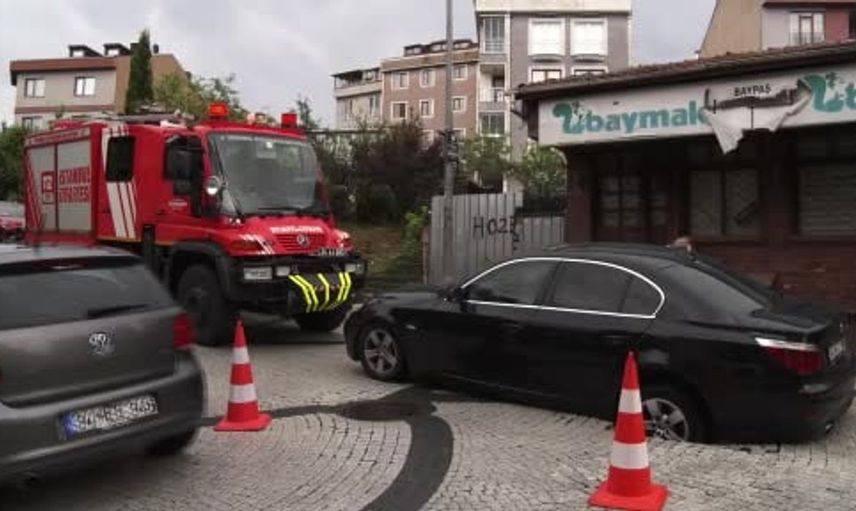 Eyüpsultan'da seyir halindeki otomobil çöken yola düştü