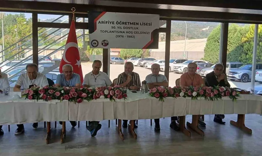 Elli yıl sonra bir araya gelen okul arkadaşları geçmişi yad etti