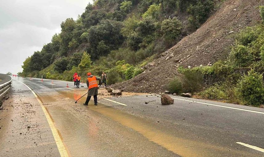 Alaplı-Akçakoca yolunda etkili heyelan: ulaşımda aksamalar yaşandı