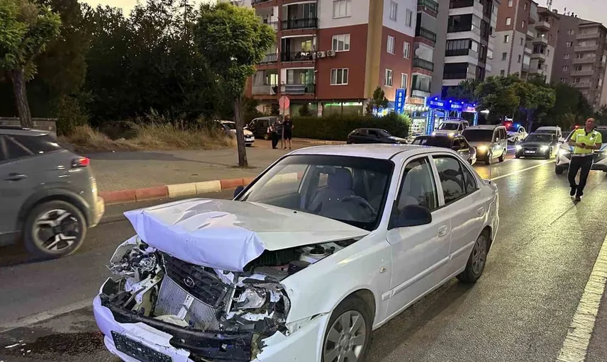 Kırmızı ışıkta bekleyen otomobile çarpan sürücü, kazaya neden oldu
