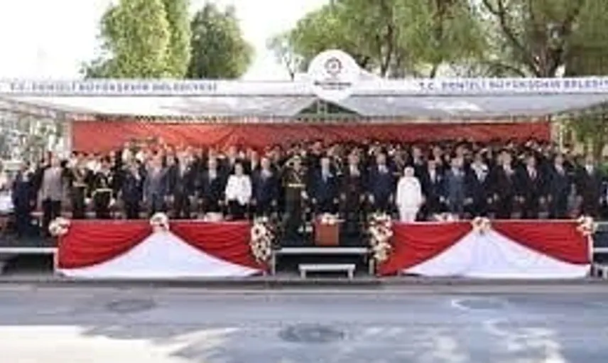 Zafer Bayramı coşkusu Denizli'de kalabalık bir törenle kutlandı
