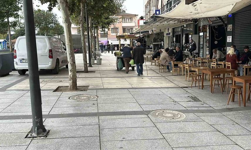 Sakarya'da genç kıza saldıran şahsın öfkeli vatandaşlar tarafından yakalanma anları görüntülendi