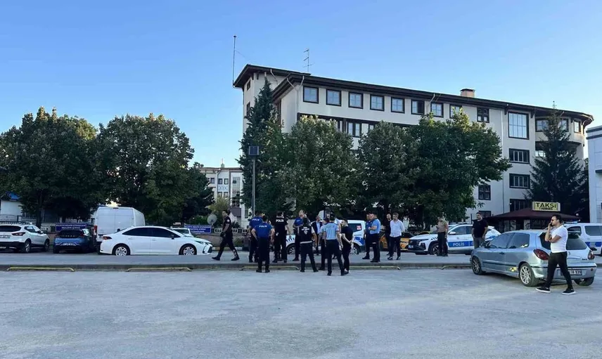 Silahla belediyeyi bastı: İşten çıkarılan kişi polis tarafından ikna edildi