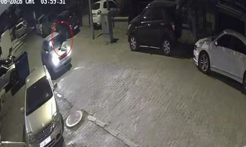 Bolu'da otomobilin kaputunda yapılan tehlikeli yolculuk güvenlik kamerasına yansıdı
