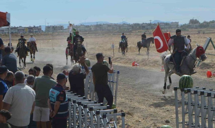 Ayvalık'ta rahvan yarışları coşkusu: 100 at piste çıktı
