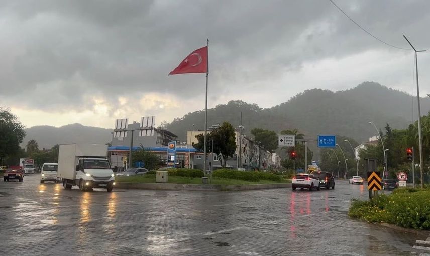 Marmaris'te beklenen sağanak yağış etkisini göstermeye başladı