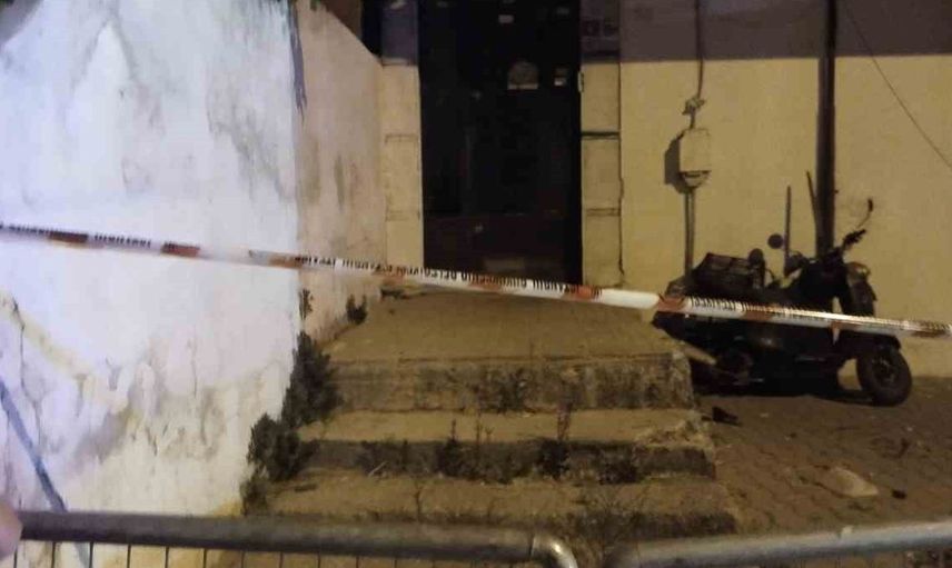 Üsküdar'da dört katlı binanın ikinci katındaki balkon çöktü
