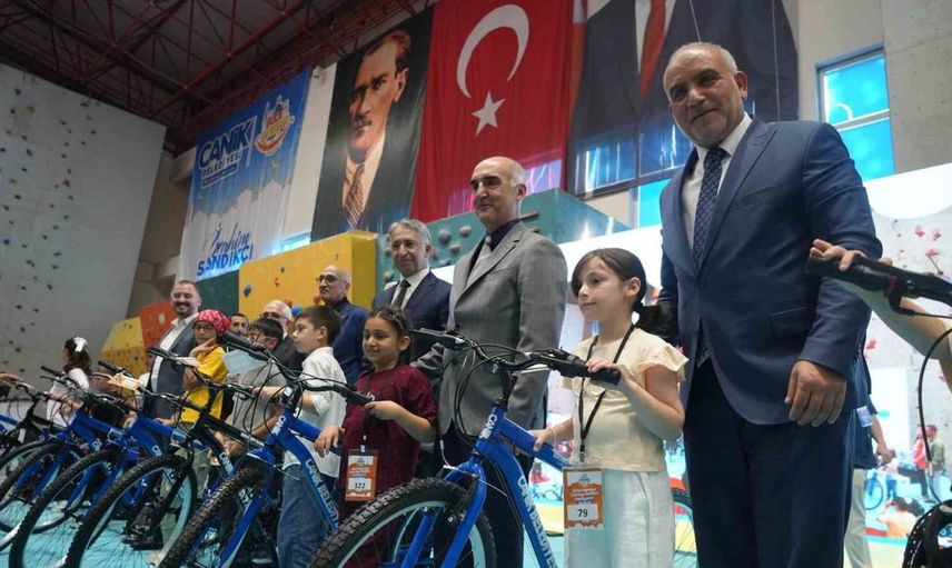 Samsun'da camiler çocukların neşesi oldu: 2 bin 500 minik hediyelerini kaptı