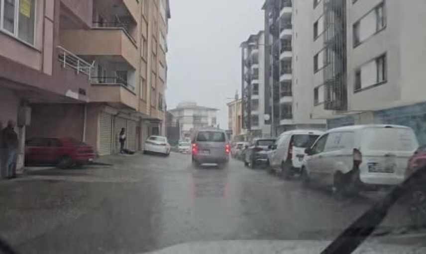 Zonguldak'ta şiddetli fırtına denizi kahverengiye dönüştürdü