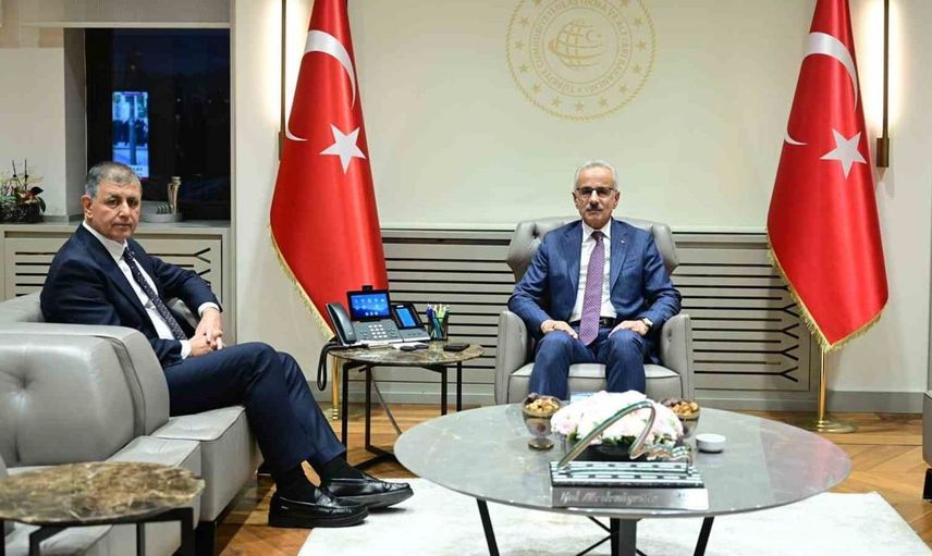 Ulaştırma bakanı Uraloğlu, İzmir başkanı Tugay ile ulaşım sorunlarını masaya yatırdı