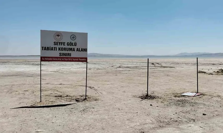 Seyfe Gölü'ndeki bilgilendirme tabelalarına zarar verildi