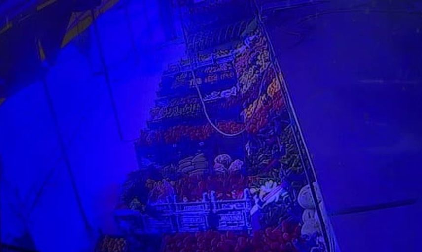 Ayakkabılarını çıkarıp çorapla alışveriş yapan işçiler çevre duyarlılığıyla dikkat çekti