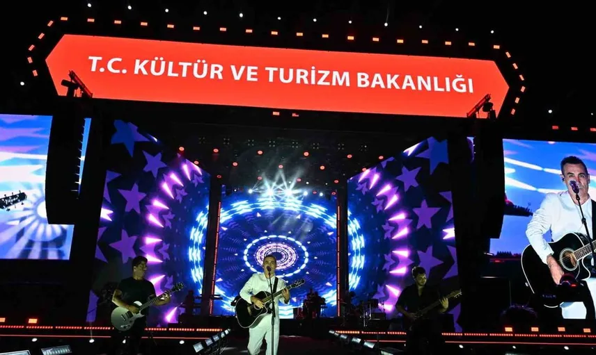 Ferhat Göçer, ordulularla müzik dolu bir gece yaşadı