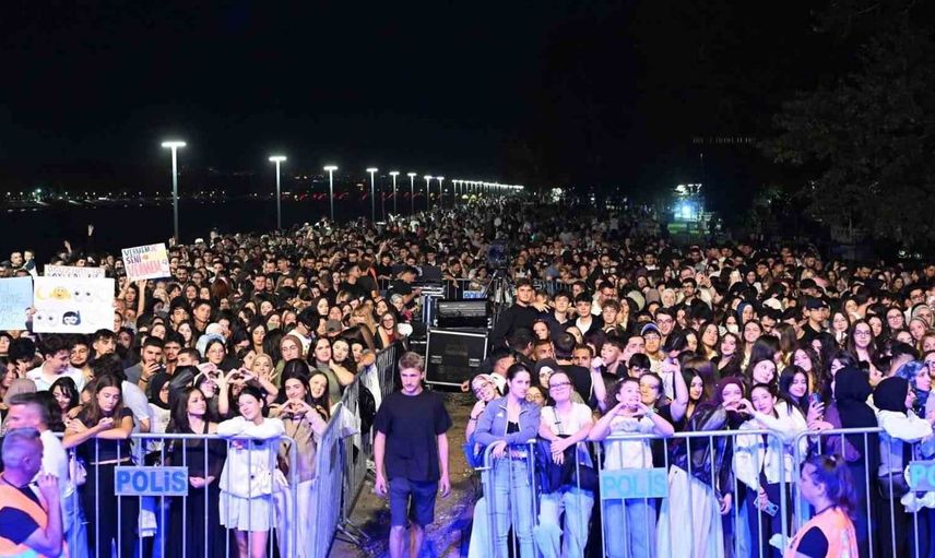 Oğuzhan Koç, Edirne konserinde sigara içen izleyiciye anında tepki verdi
