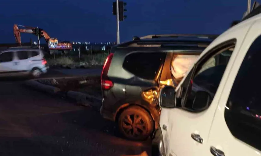 Diyarbakır'da trafik kazası: İki otomobil çarpıştı, iki yaralı