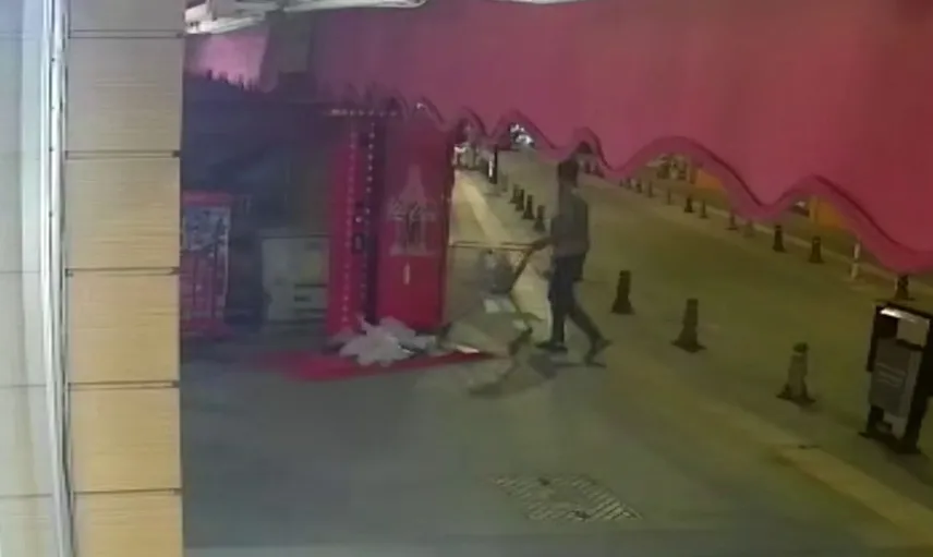 Sivas'ta gece yarısı market arabası çalındı: Hırsızlık anı kamerada