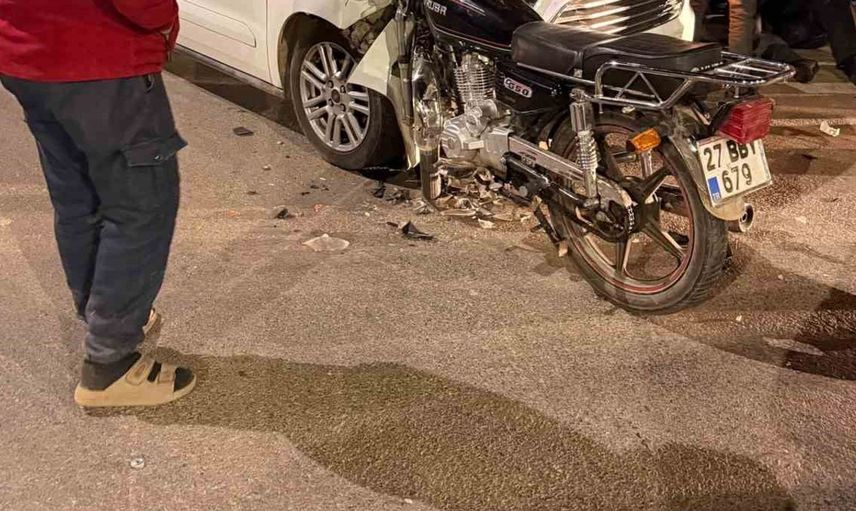 Gaziantep'te motosiklet ve hafif ticari araç çarpıştı: bir yaralı