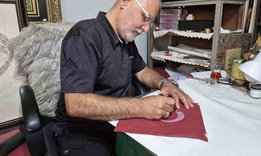 Dr. Hüseyin Fidan, Gubârî yazı sanatının ustası olarak dikkat çekiyor