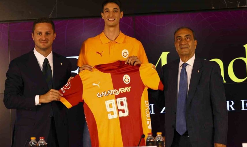 Efe Mandıracı, Galatasaray ile imza töreni gerçekleştirdi