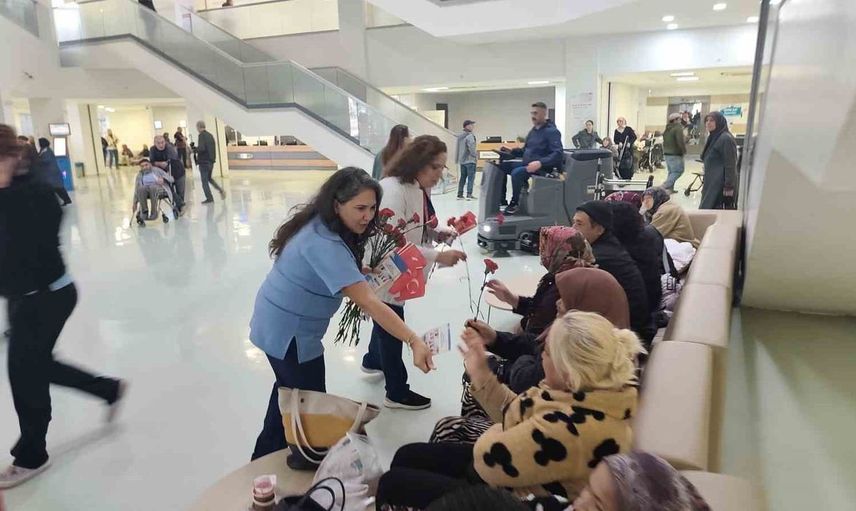Hasta hakları günü etkinliği: Hastalara karanfil ve bilgilendirme broşürü dağıtıldı