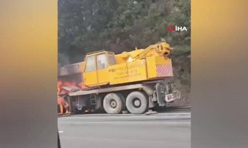 Bursa'da seyir halindeki iş makinesi alev aldı