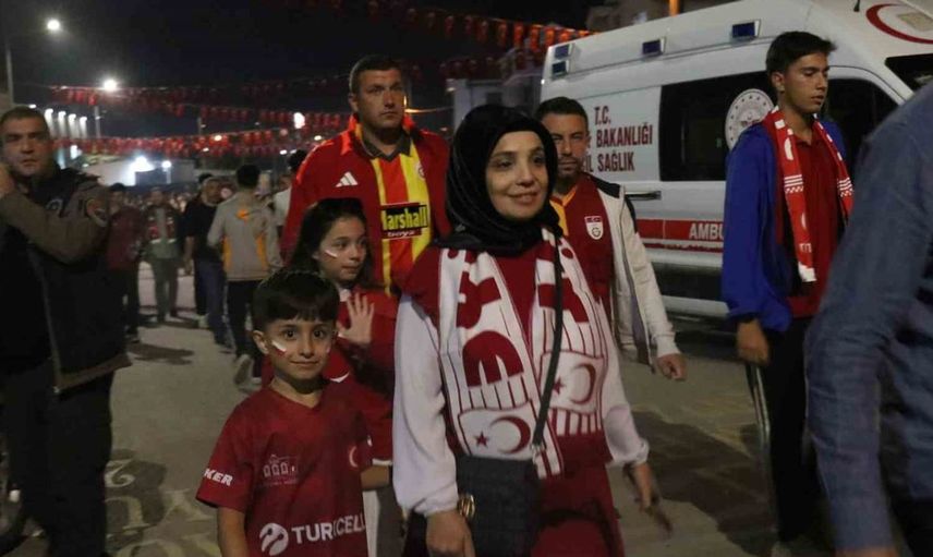 Kocaeli Stadyumu'nda renkli anlar: A Milli takım taraftarlarından büyük destek