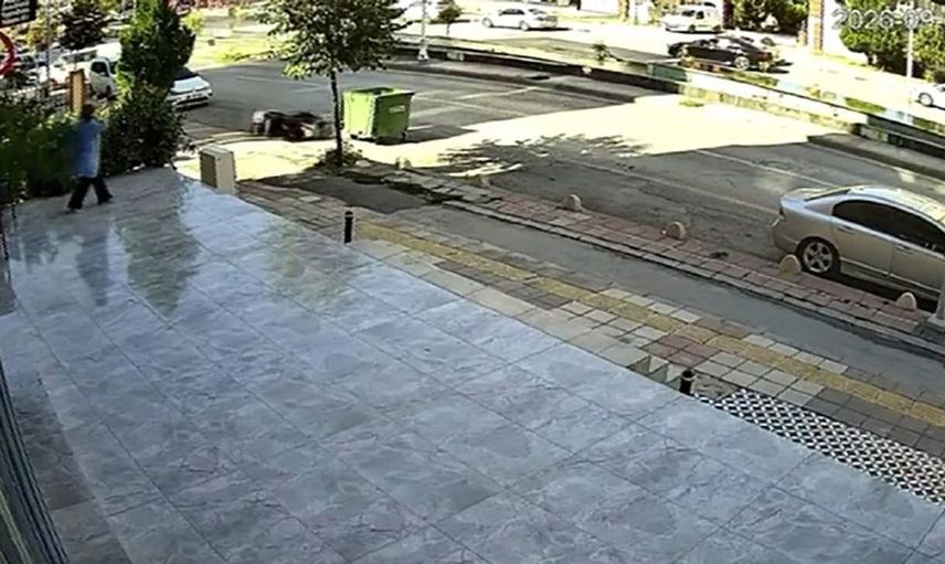 Malatya'da minibüsün manevra yaparken karşı şeride geçmesi motokuryeyi saniyelerle kurtardı