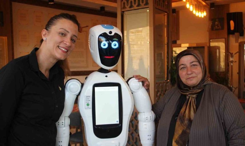Erzurum'da insansı robot Şukufe yerel kültürü canlandırıyor