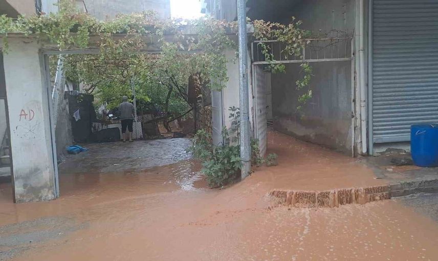 Silvan'da sağanak yağış ve dolu sel riskini artırdı