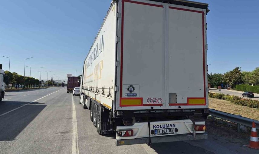 Eskişehir'deki kaza sonrası hafif ticari aracın sürücüsü hastaneye kaldırıldı