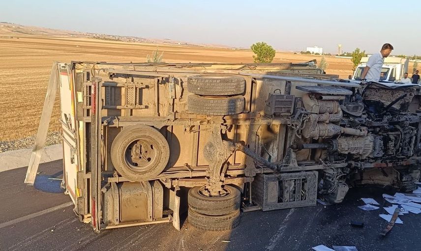 Hasankeyf'te devrilen kamyonette 2 kişi yaralandı