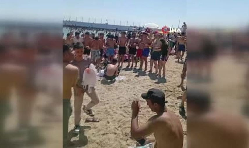 Caddebostan Sahili'nde yüksek sesli müzikle halay çeken gruba tepki