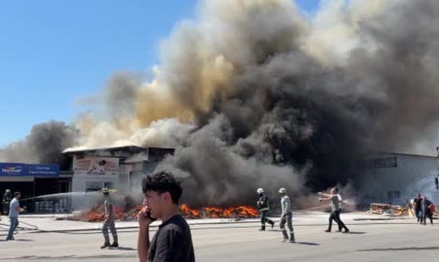 Gazipaşa'da inşaat malzemeleri deposundaki yangın kontrol altına alındı