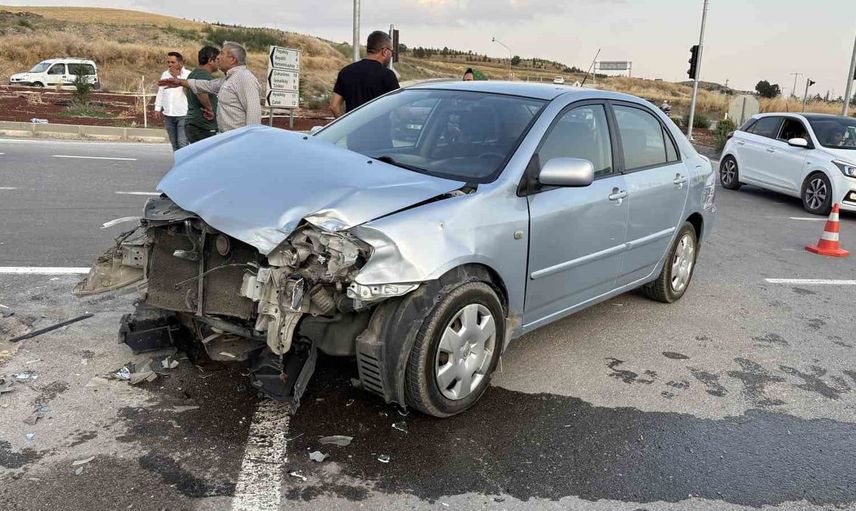 Çorum'da iki otomobil çarpıştı, sürücüler kazayı hafif atlattı