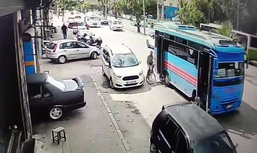 Adana'da halk otobüsü bisikletliye çarparak yola savurdu