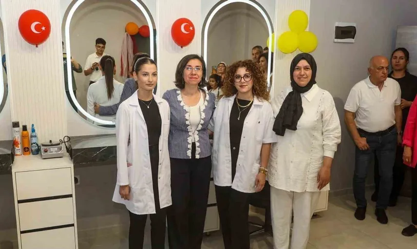 Uşak'ta kadınlar için yeni bir kuaför hizmete girdi