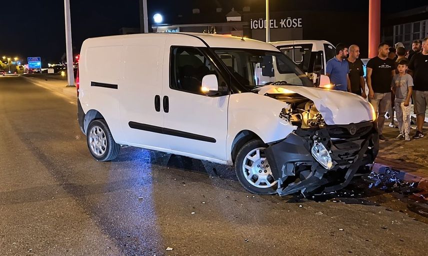 Düzce'de kaza sonrası trafik durdu: İki araç çarpıştı, üç kişi yaralandı