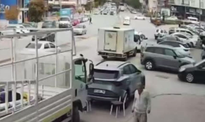 Kırşehir'de ters yönden gelen motosikletin otomobile çarpma anı güvenlik kamerasında