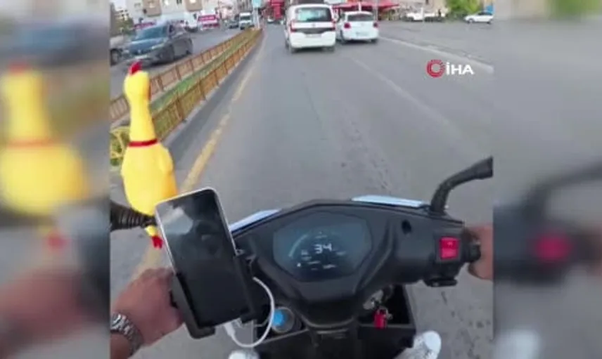 Yol tartışması gülümsemeye dönüştü: O anlar kask kamerasında
