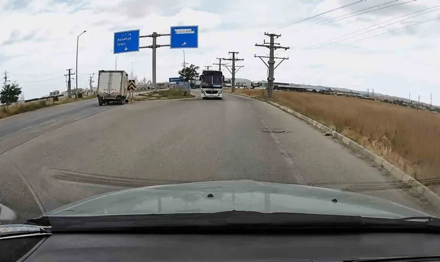 Bandırma'da ters yönden giden otobüs trafikte tehlike yarattı