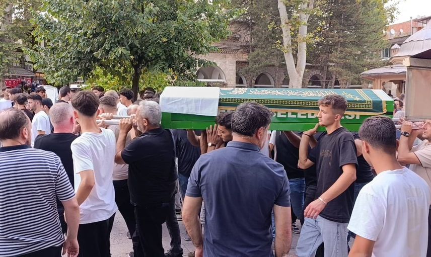 Genç yaşta hayatını kaybeden Talha'nın cenazesi gözyaşlarıyla uğurlandı