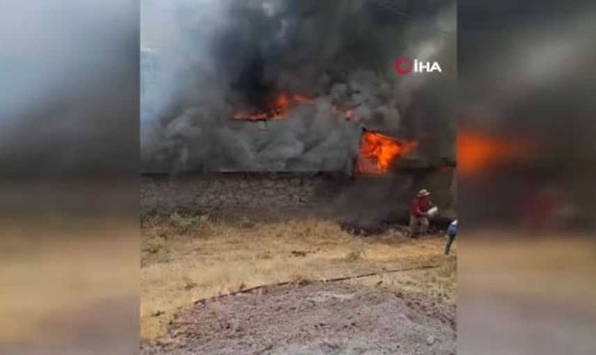 Gevaş'ta ani çıkan yangın mahalleliyi tedirgin etti