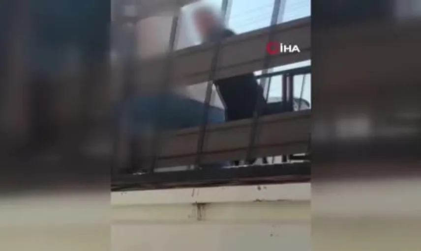 İzmit'te sürücüler arasında sıkıştırma kavgası kameraya yansıdı